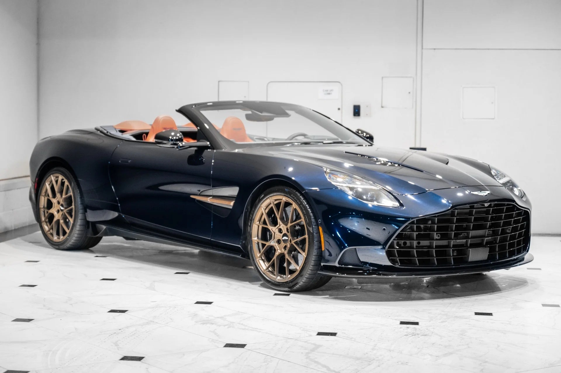 Aston Martin Vanquish: Ein neuer V12-Höhepunkt steht zum Verkauf
