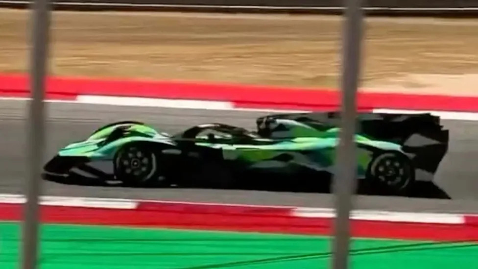 Aston Martin uniek exemplaar in camouflage gespot met indrukwekkend V12-geluid