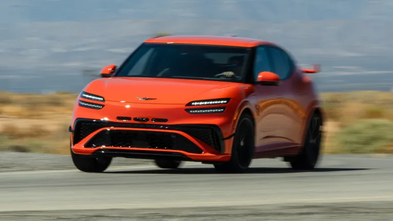 Genesis GV60 Magma: Serieus snel, maar zonder humor